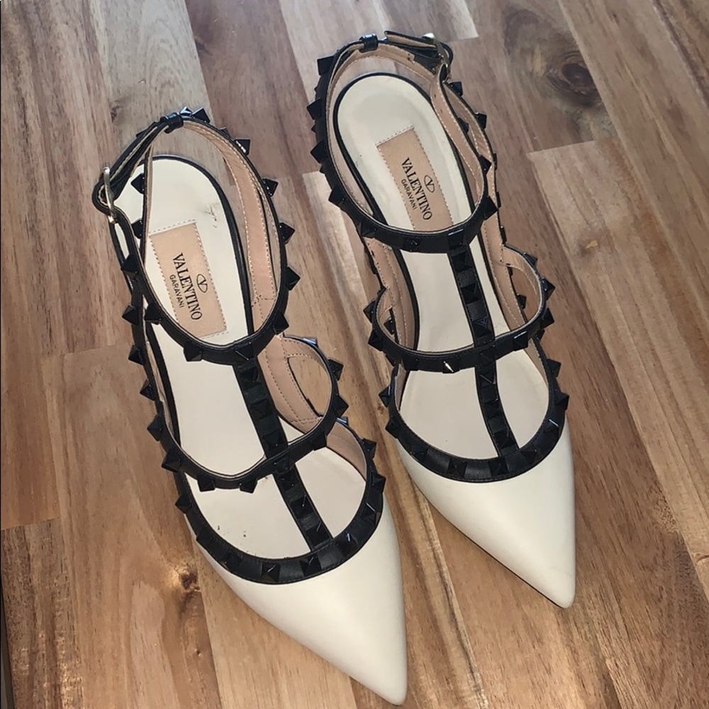 Valentino Rockstud Shoe White & Black. Size 38 1/2